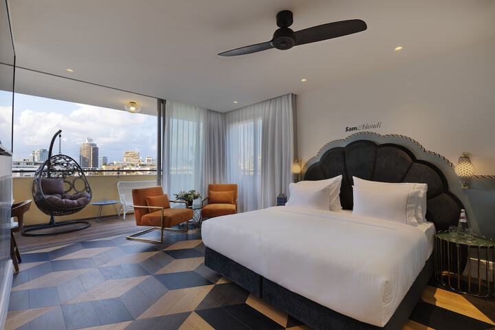 Room 10 of 37