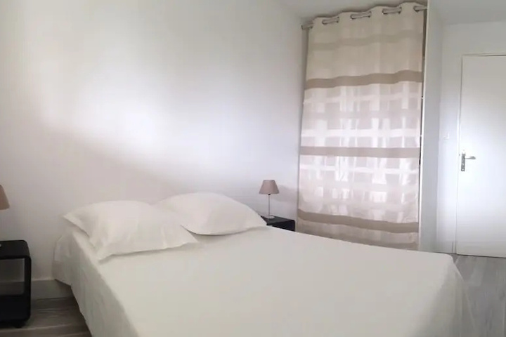 Room 4 of 10