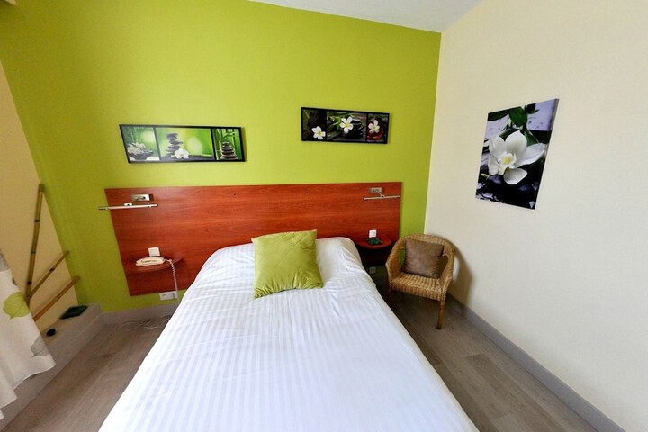 Room 4 of 25