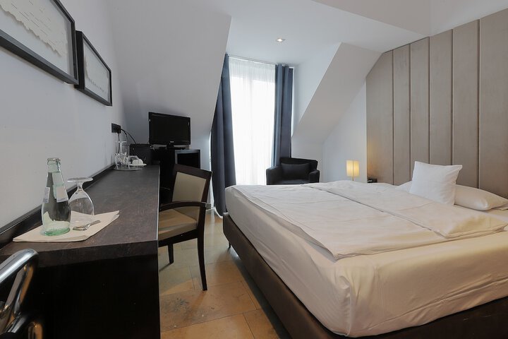 Room 15 of 28