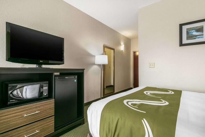 2 Queen Beds (8 of 9)