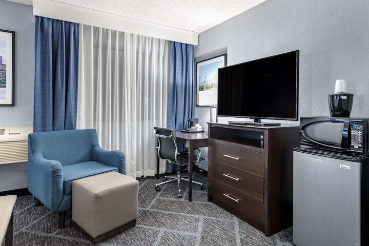 1 King Bed Sitting Area Work Desk Microwave and Refrigerator Full Breakfast (5 of 17)