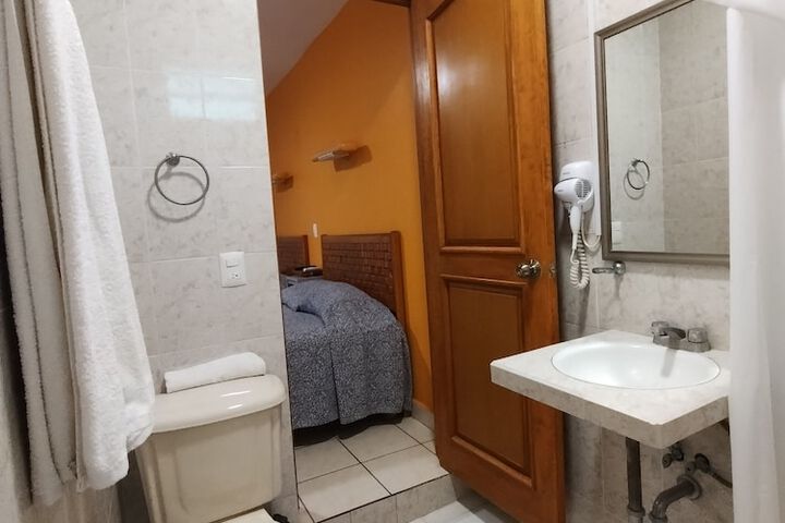 Room 21 of 32