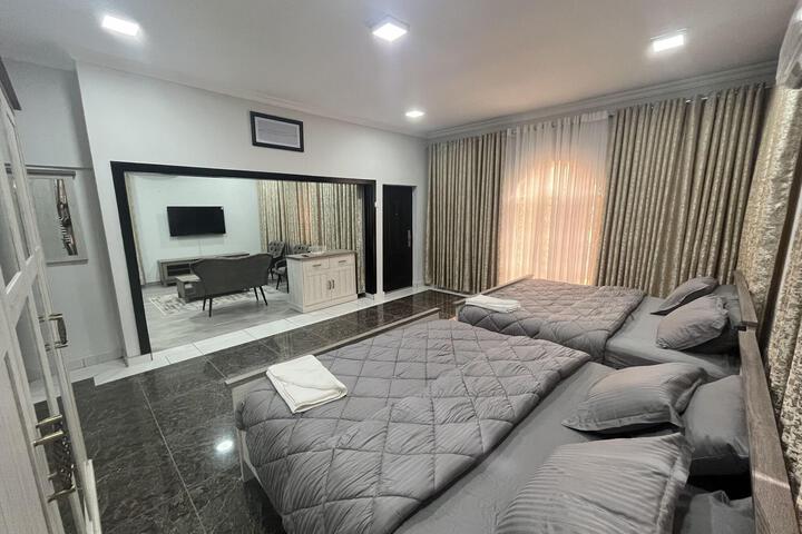 Room 12 of 28