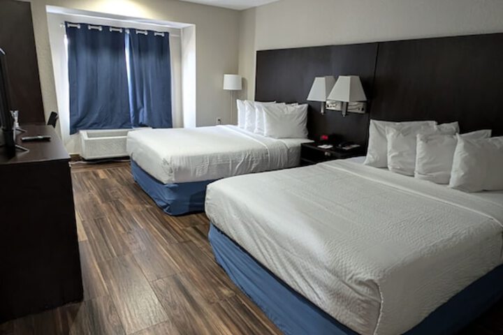 1 Queen Bed (17 of 36)
