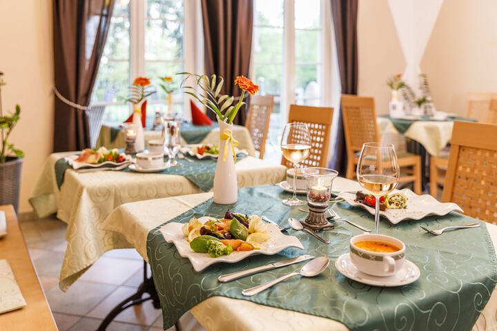 Dining 37 of 65
