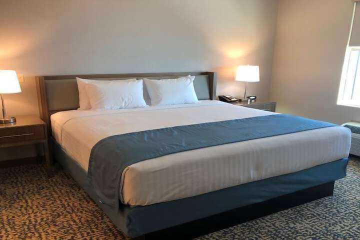 Standard King Bed Mountain View (5 of 7)
