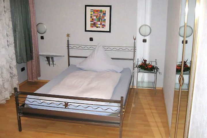 Room 8 of 15