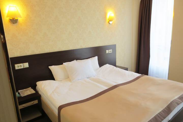 Room 10 of 90