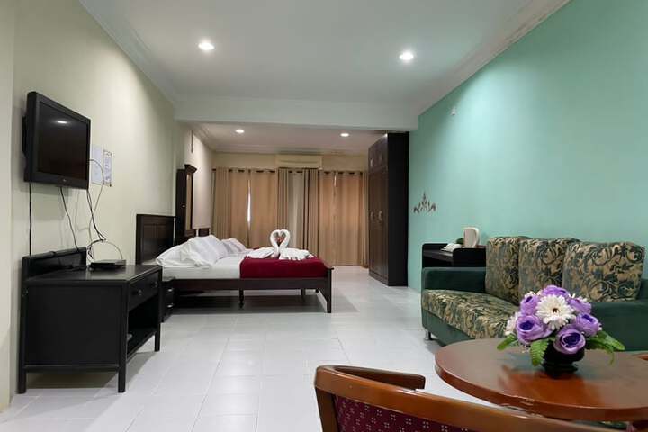 Room 11 of 28