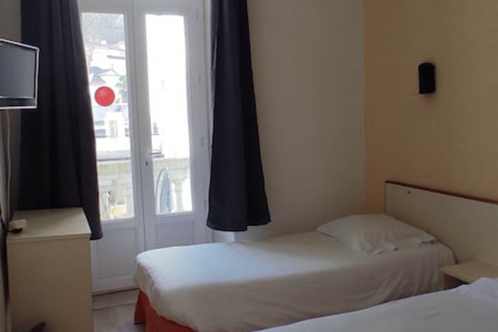 Room 10 of 25
