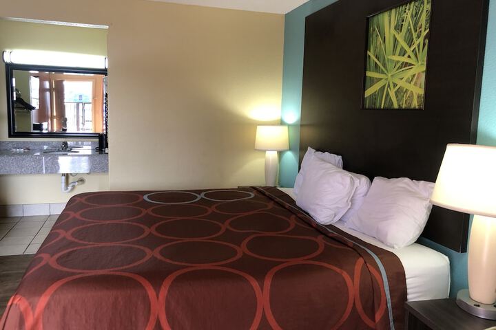 1 King Bed (13 of 15)
