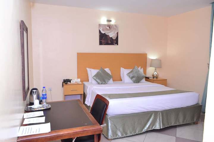 Room 4 of 33