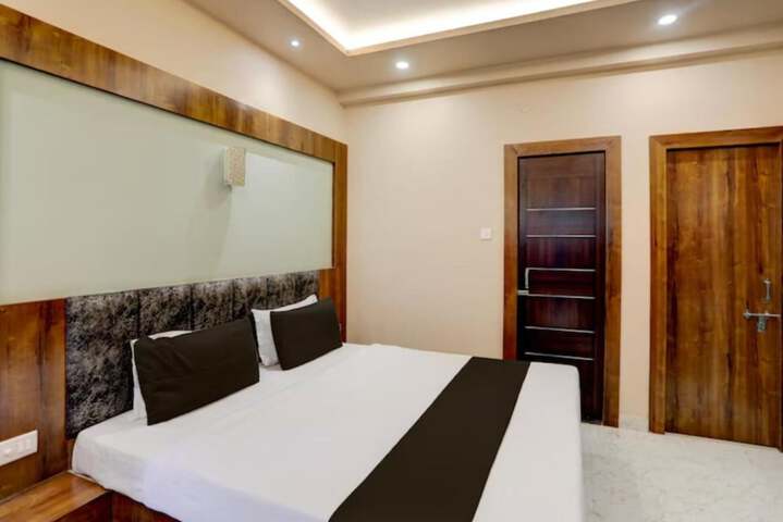 Room 6 of 11