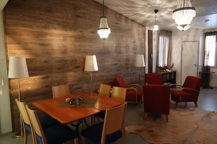 Lounge 43 of 58