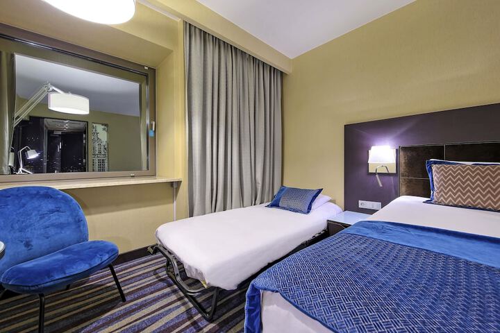 Room 18 of 160