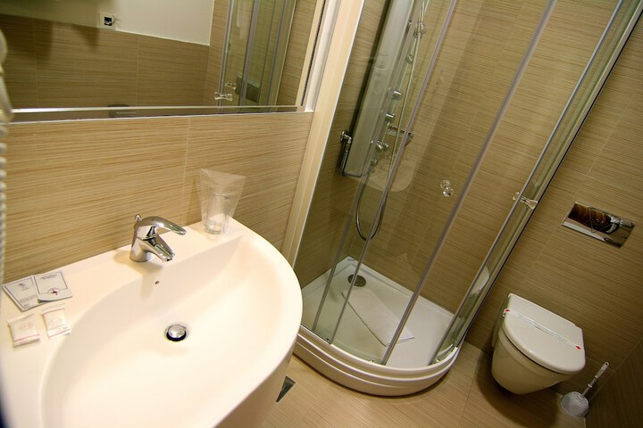 Room 5 of 32
