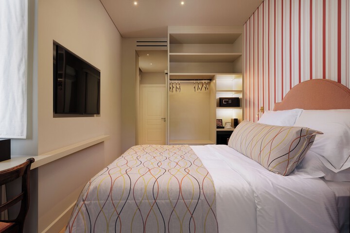 Room 10 of 76