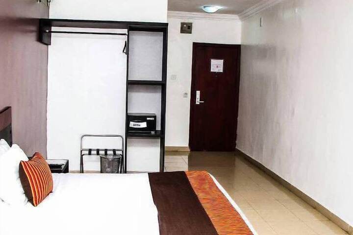 Room 6 of 17