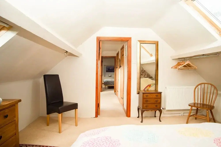 Room 4 of 17