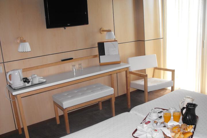 Room 10 of 100