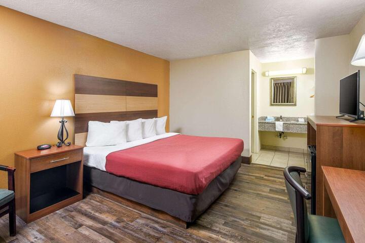 1 King Bed (5 of 7)