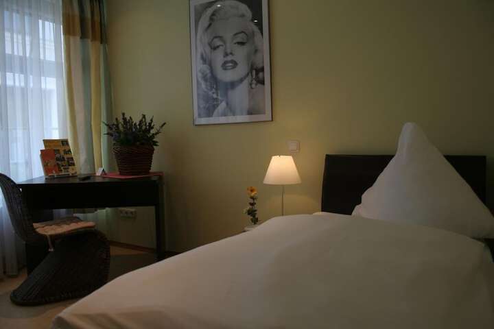 Room 8 of 37