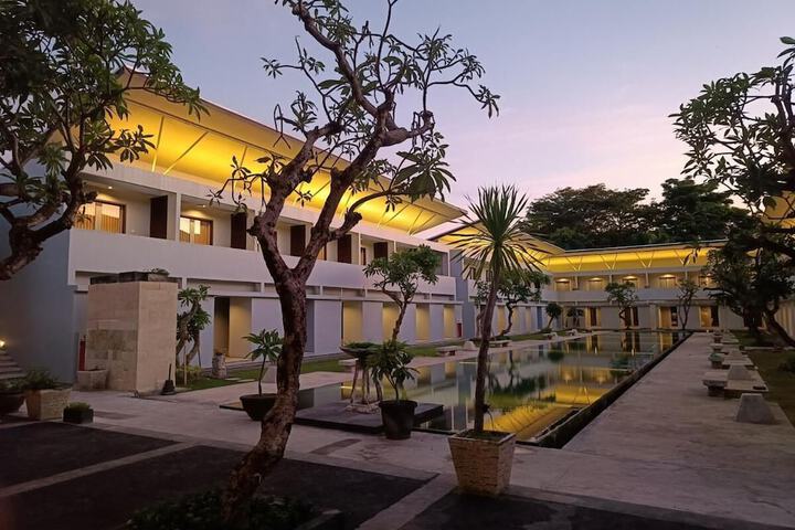 Hotel Exterior 12 of 12