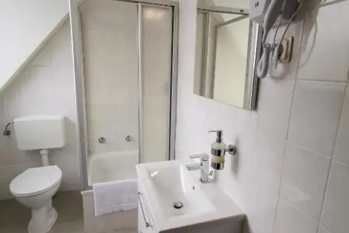Room 5 of 9