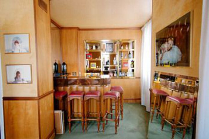Lounge 21 of 36