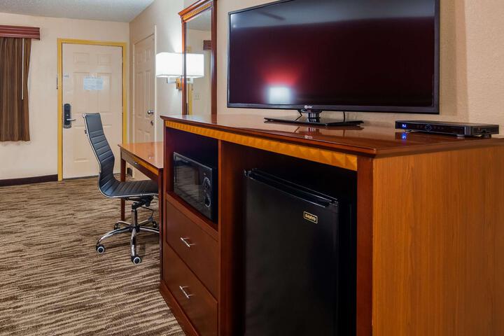 2 Queen Beds High Speed Internet Accessible Microwave and Refrigerator, Coffee Maker Iro (6 of 8)