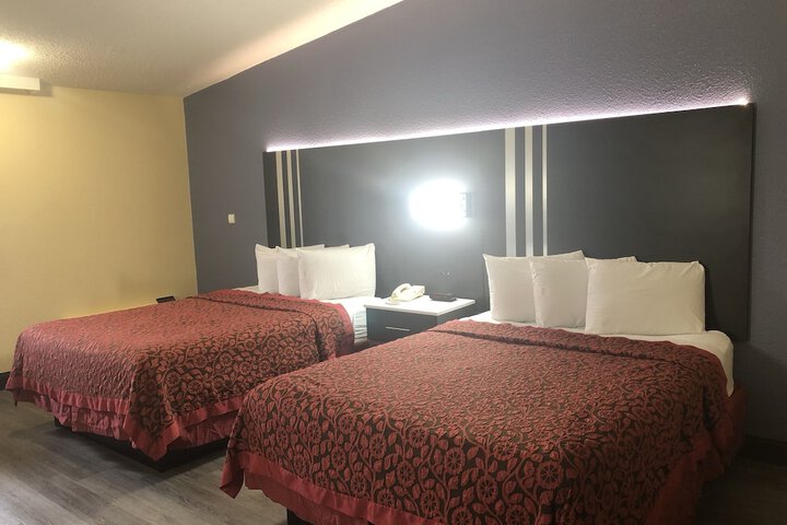 2 Queen Beds (6 of 9)