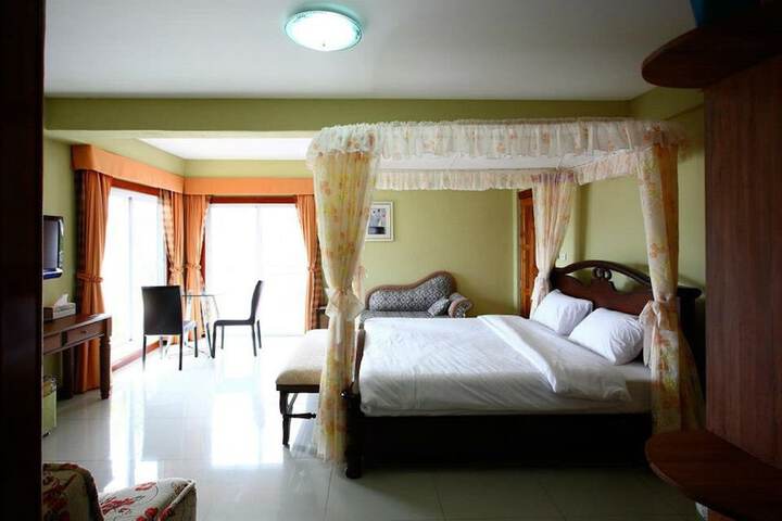 Room 9 of 12