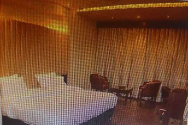 Room 4 of 8