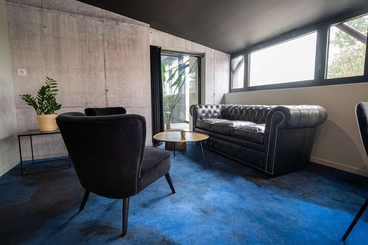 Lounge 57 of 77