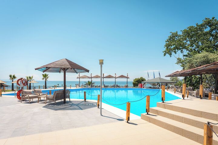 Swim-up bar