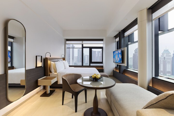 Room 25 of 102