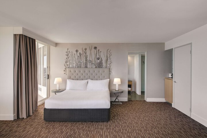 Room 17 of 106