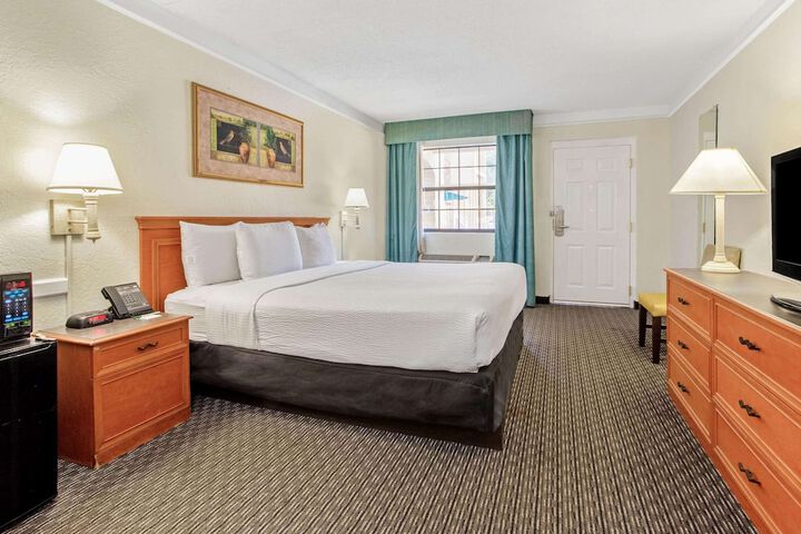 1 King Bed (9 of 15)