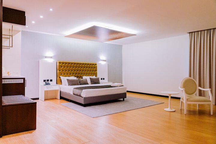 Room 9 of 32
