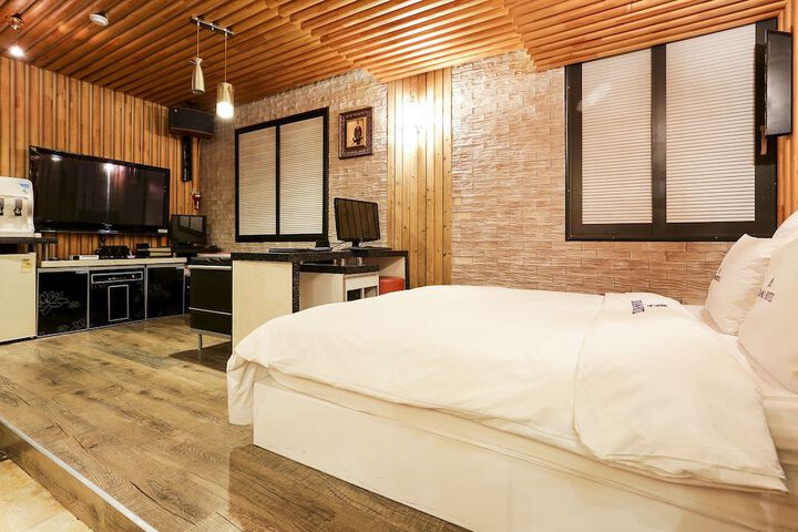 Room 12 of 92