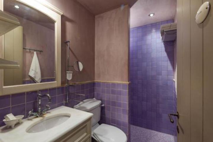 Room 2 of 63