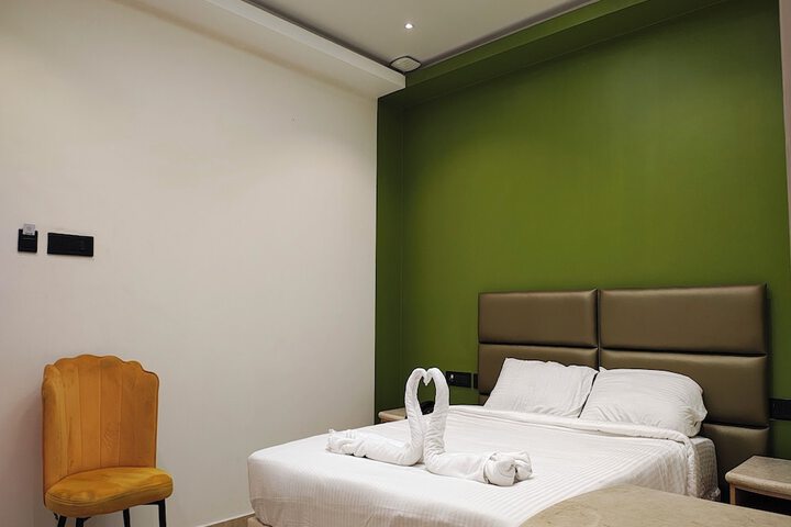 Room 9 of 13