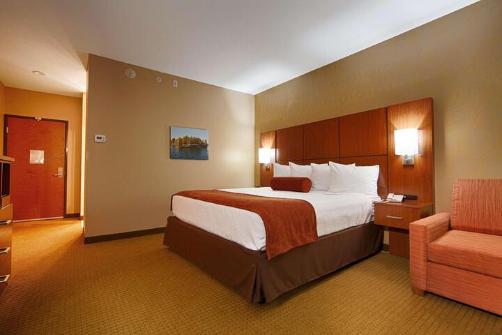 1 King Bed Microwave and Refrigerator WiFi Full Breakfast (8 of 11)