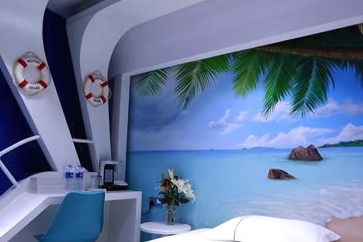 Room 6 of 8