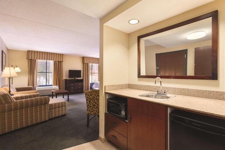 2 Queen Bed Accessible Room with Accessible Tub (2 of 35)