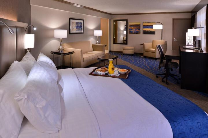 1 King Bed (2 of 15)