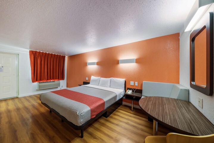 1 King Bed (7 of 11)