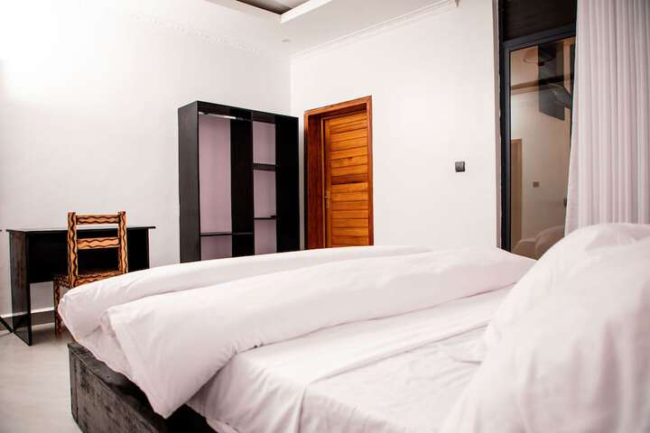 Room 5 of 18
