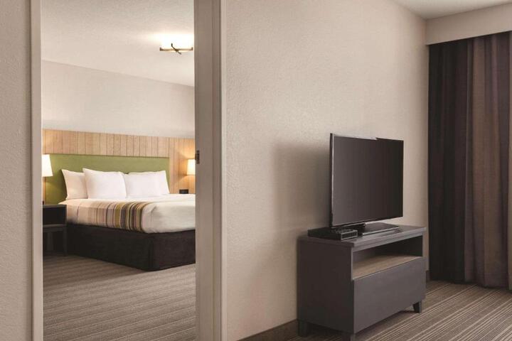 1 Queen Bed Suite Accessible (2 of 7)